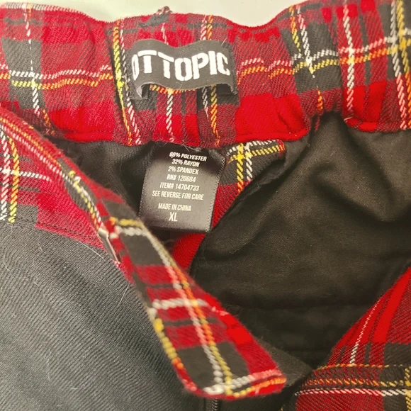 HOTTOPIC black and red plaid shorts - Picture 2 of 3